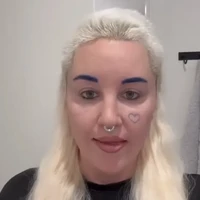 Namun, perubahan paling signifikan juga terjadi pada matanya. Perempuan 37 tahun itu mengaku telah menjalani operasi blepharoplasty untuk menghilangkan lipatan atas matanya. (Foto: TikTok/@amandaamandaamanda1986)