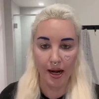 Amanda Bynes mengejutkan para fans dengan penampilan barunya. Aktris yang sempat menjalani rehabilitasi kesehatan mental itu hampir tak dikenali lantaran rambut panjang pirangnya. Kulit Amanda juga lebih pucat dan hidungnya kini ditindik. (Foto: TikTok/@amandaamandaamanda1986)