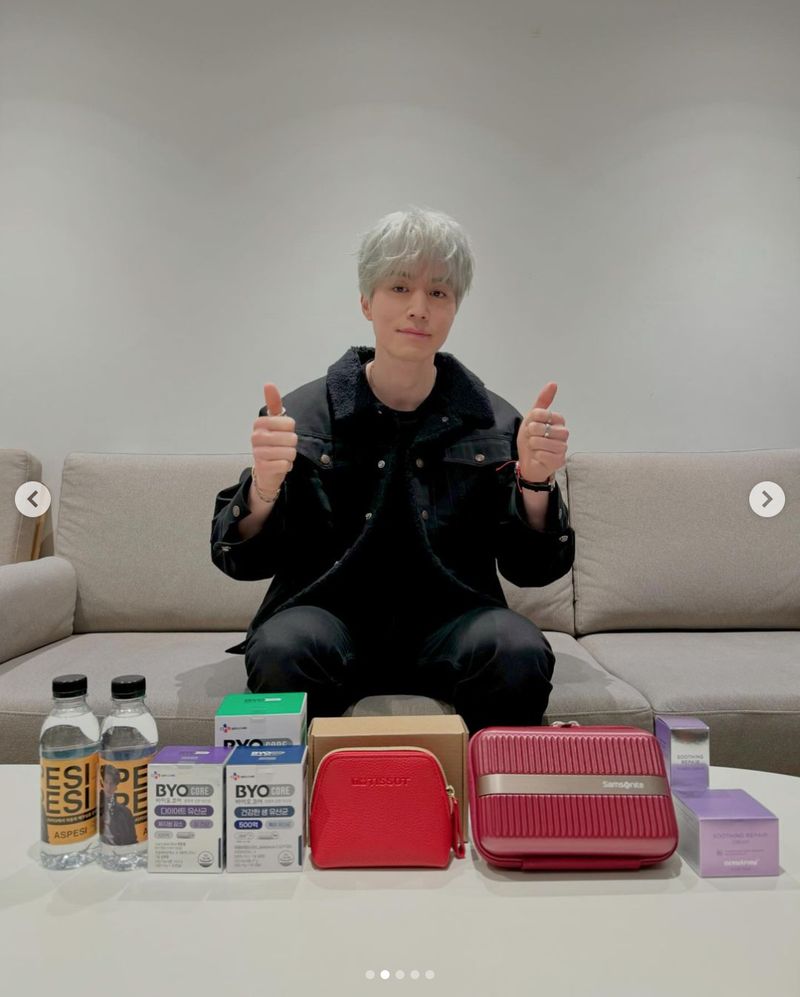 Penampilan Lee Dong Wook dengan warna rambut baru. Penampilan Lee Dong Wook dengan warna rambut baru.