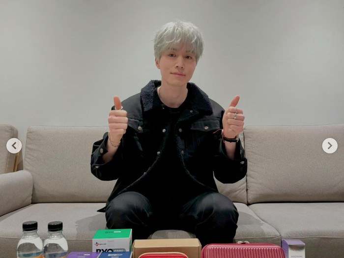 Penampilan Lee Dong Wook dengan warna rambut baru.