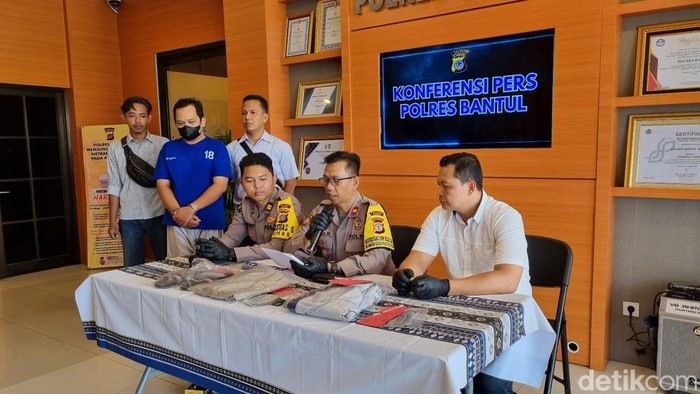 Polisi saat menunjukkan pelaku pencurian motor dengan motif terjerat pinjol di Bantul, Senin (18/12/2023).