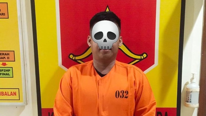Agus meringkuk di sel Polsek Kuta Selatan gegara mencuri ponsel di swalayan, Senin (18/12/2023). (Polsek Kuta Selatan)