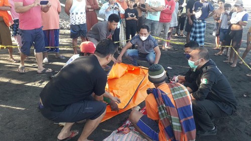Nelayan ditemukan meninggal di tepi pantai Ketapang Lombok Utara. Foto: Humas Polres Lombok Utara
