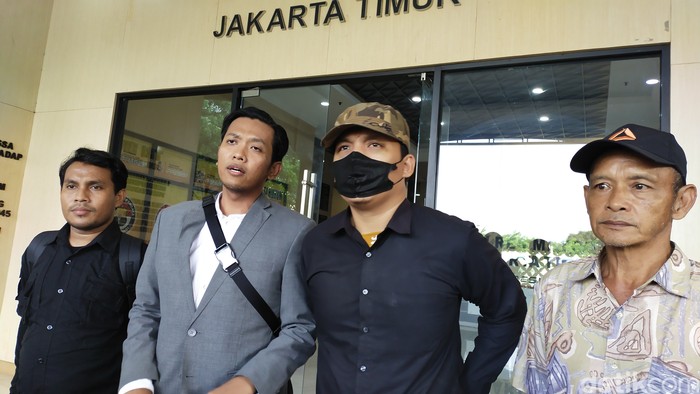 Pengacara PP KAMMI Zainur Ridlo (berjas abu-abu) dan korban yakni Ketua KAMMI, Rizki Agus Saputra, di Polres Jaktim, 18 Desember 2023. (Tina Susila/detikcom)