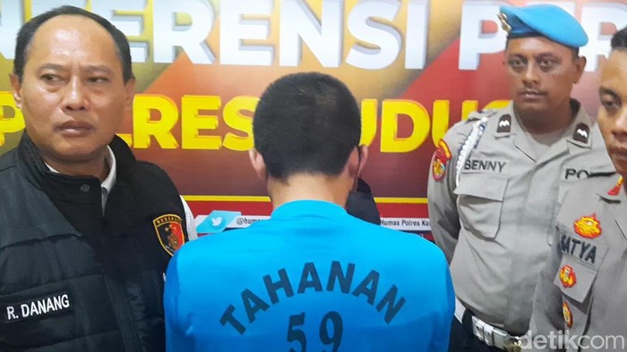 Pelaku NJ saat dihadirkan di Mapolres Kudus, Senin (18/12/2023).