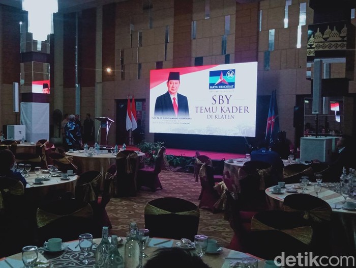 Peserta acara temu kader Partai Demokrat di Klaten sedang menunggu kehadiran SBY, Senin (18/12/2023) malam.