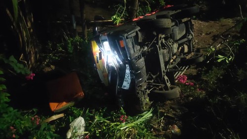 Sebuah pikap masuk got setelah tabrakan dengan motor di Jalan Nasional Denpasar-Gilimanuk, Jembrana, Bali, pada Senin dini hari (18/12/2023).