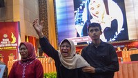 Orang tua korban tewas Gunung Marapi histeris saat harus mengikuti wisuda mendiang anak hanya dengan membawa sebingkai foto.  