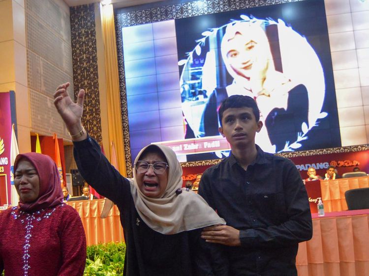 Pilu, Orang Tua Korban Tewas Erupsi Marapi Gantikan Anaknya Wisuda