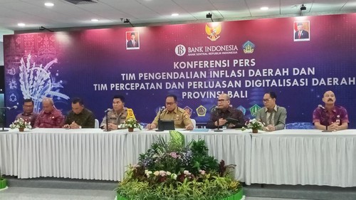 Pj Gubernur Bali Sang Made Mahendra Jaya (empat dari kanan) di Kantor Perwakilan Bank Indonesia di Bali, Senin (18/12/2023).