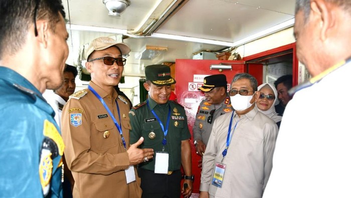 Pj Gubernur Sulbar Arif Zudan Fakrulloh (baju cokelat) melaunching pelayaran perdana Polman ke Lahad Datu, Malaysia. Abdy Febriadi/detikcom