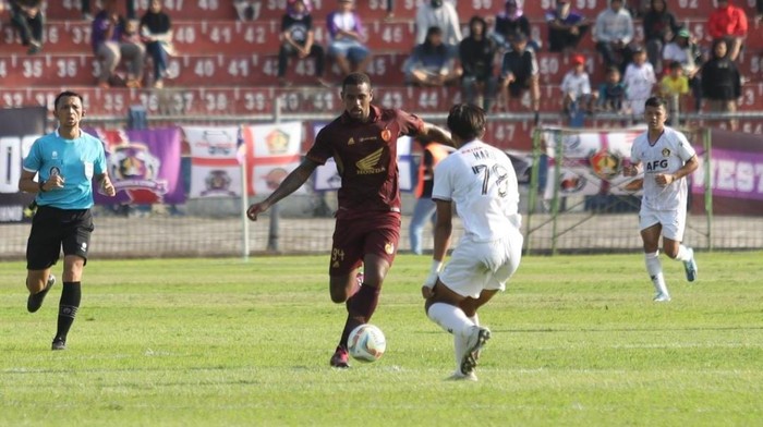 Playmaker PSM Makassar Ze Paulo berusaha melewati pemain Persik Kediri dalam duel di Liga 1 2023/2024.