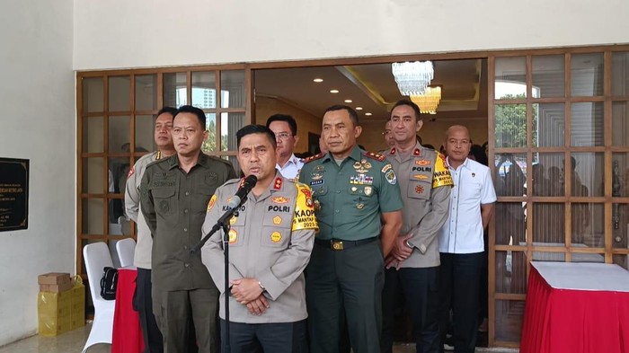 Polda Metro Jaya mengerahkan 4.041 personel untuk mengamankan Natal dan tahun baru.