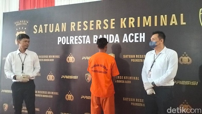 Polisi menetapkan satu pengungsi Rohingya yang mendarat di Aceh Besar sebagai tersangka penyelundup manusia. (Foto: Agus Setyadi/detikSumut).