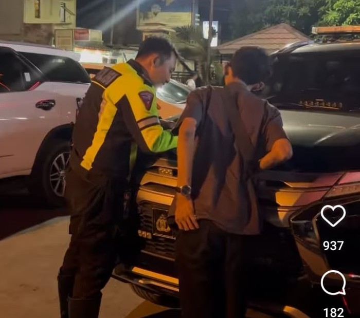 Polisi menilang caleg DPR Zulfikar atas penyalahgunaan pelat dinas Polri di mobil pribadinya saat kampanye di Tangerang, Banten.