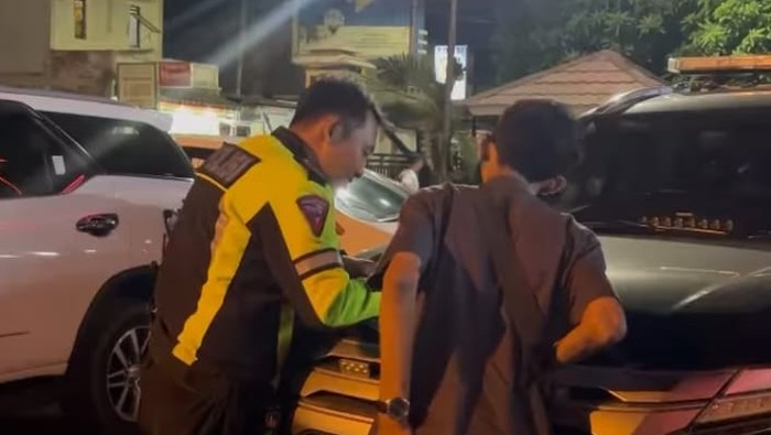 Polisi menilang caleg DPR Zulfikar atas penyalahgunaan pelat dinas Polri di mobil pribadinya saat kampanye di Tangerang, Banten.