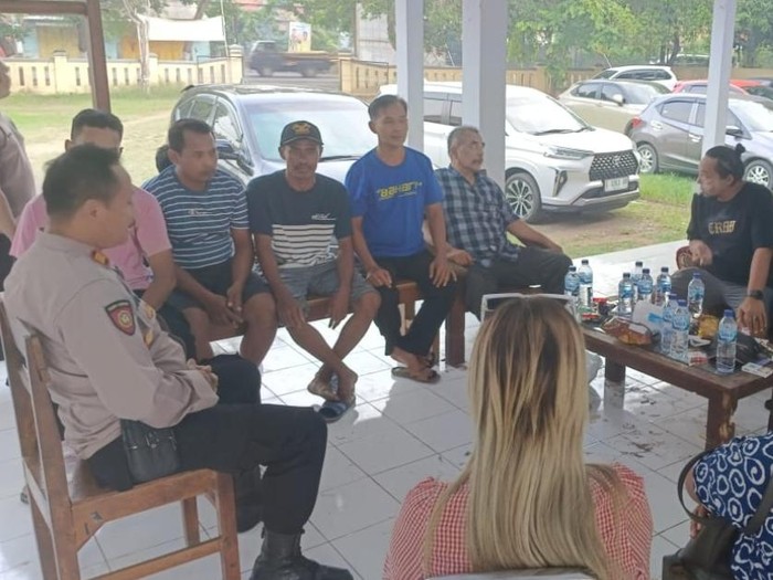 Polsek Wiradesa, Kabupaten Pekalongan, menggelar mediasi antara perwakilan warga dengan wanita yang mengemudi ugal-ugalan, Senin (18/12/2023) sore.