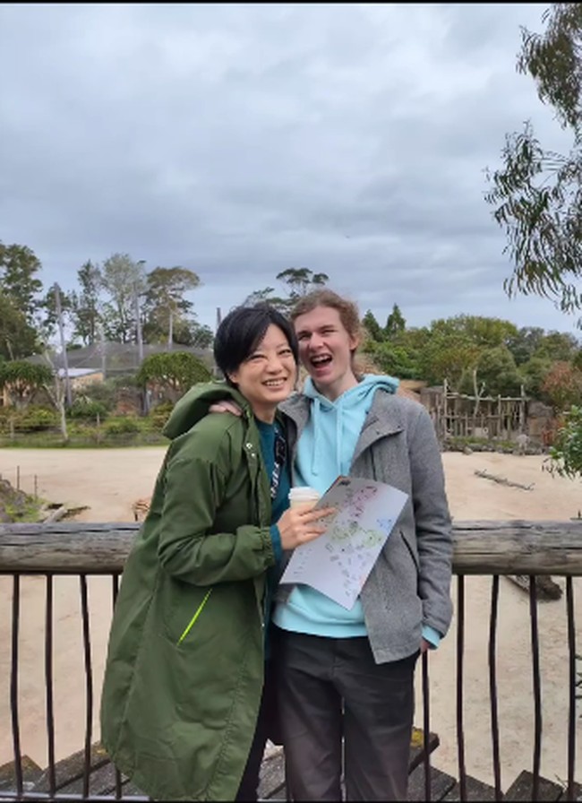 Tidak hanya mesra, bahkan keduanya juga dianggap bucin (budak cinta). Salah satunya dengan unggahan ketika makan bersama yang terasa penuh cinta. Foto: Instagram @leonyvh