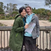 Tidak hanya mesra, bahkan keduanya juga dianggap bucin (budak cinta). Salah satunya dengan unggahan ketika makan bersama yang terasa penuh cinta. Foto: Instagram @leonyvh