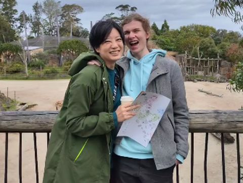 Potret Kemesraan Leony Trio Kwek Kwek dan Pacar Bulenya