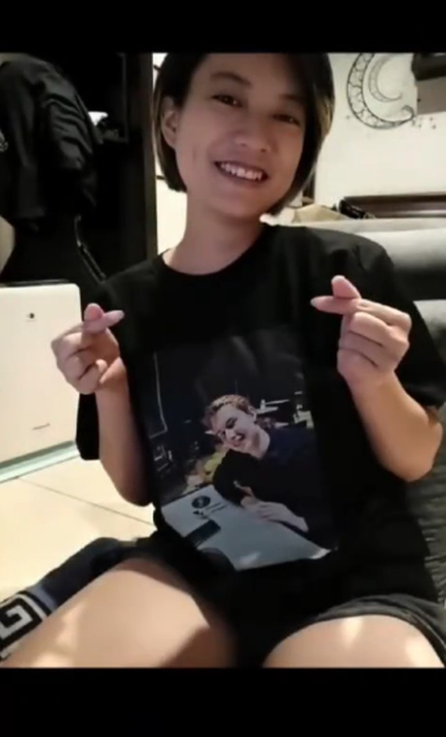 Keduanya bahkan saling menyablon kaos yang berisi foto masing-masing. Seperti ketika Leony mengenakan kaos bergambar Charles. Foto: Instagram @leonyvh