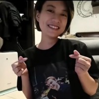 Keduanya bahkan saling menyablon kaos yang berisi foto masing-masing. Seperti ketika Leony mengenakan kaos bergambar Charles. Foto: Instagram @leonyvh