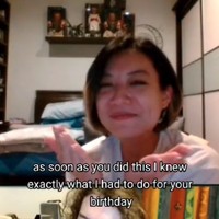 Pada ulang tahun Leony, Charles pun melakukan hal serupa yang memperlihatkan kaos dengan foto Leony. Sungguh membuat Leony terharu. Foto: Instagram @leonyvh