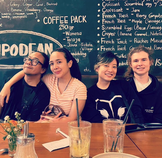 Tampaknya Charles juga sudah dikenalkan ke orang-orang terdekatnya. Seperti ketika double date dengan Dea Ananda dan suaminya, gitaris Andi Ariel Harsya. Foto: Instagram @leonyvh