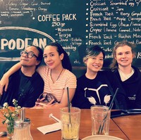 Tampaknya Charles juga sudah dikenalkan ke orang-orang terdekatnya. Seperti ketika double date dengan Dea Ananda dan suaminya, gitaris Andi Ariel Harsya. Foto: Instagram @leonyvh