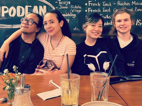 Potret Kemesraan Leony Trio Kwek Kwek dan Pacar Bulenya