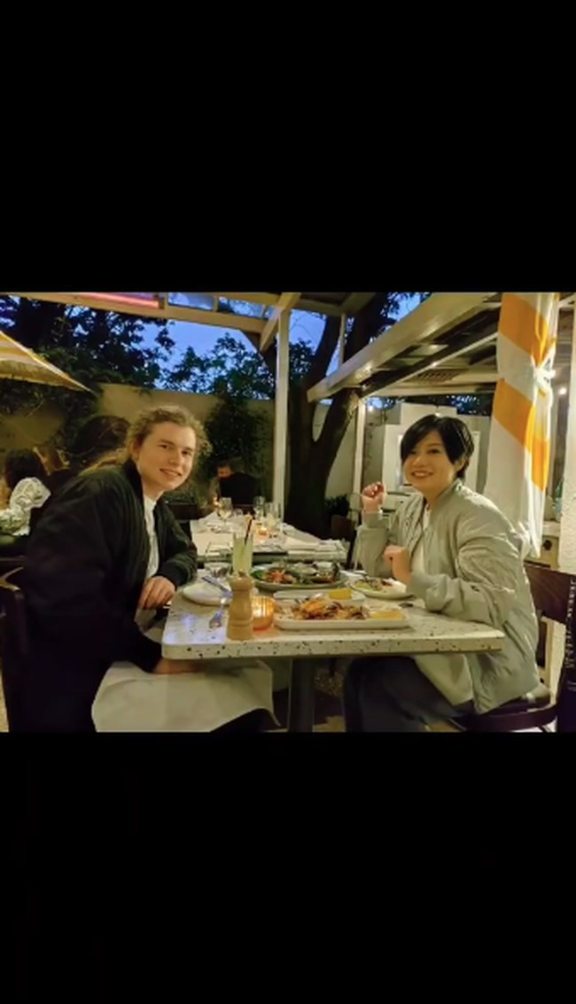 Pada libur akhir tahun, Leony dan pacar bulenya berencana menghabiskan libur Natal di New Zealand. Dikabarkan segera menikah, Leony pun membantah hal tersebut. Foto: Instagram @leonyvh