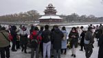 Potret Ribuan Orang Berdesakan Lihat Salju di Kota Terlarang China