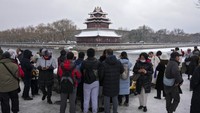 Salju turun di sebagian besar wilayah utara dan tengah Tiongkok pada hari Senin, dan kembali turun pada hari Rabu dan Kamis. AP/Andy Wong