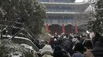 Potret Ribuan Orang Berdesakan Lihat Salju di Kota Terlarang China