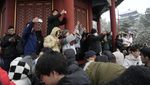 Potret Ribuan Orang Berdesakan Lihat Salju di Kota Terlarang China