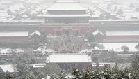 Kota Terlarang yang tertutup salju terlihat dari paviliun puncak bukit di Beijing, Rabu, 13 Desember 2023.