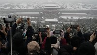 Bagi banyak orang di Beijing, hujan salju berarti saatnya berkumpul dan keluar untuk mengambil foto kota yang dipenuhi arsitektur tradisional dari Dinasti Ming dan Qing yang memerintah negara tersebut selama lebih dari lima abad.