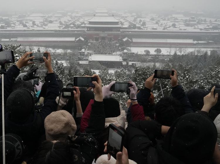 Potret Ribuan Orang Berdesakan Lihat Salju di Kota Terlarang China