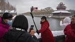 Potret Ribuan Orang Berdesakan Lihat Salju di Kota Terlarang China