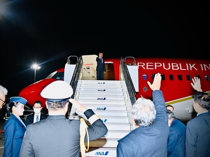 Presiden Jokowi pulang ke Indonesia usai mengikuti Konferensi Tingkat Tinggi (KTT) Perayaan 50 Tahun ASEAN-Jepang, dan KTT Asia Zero Emission Community (AZEC) di Jepang, Senin (18/12/2023).