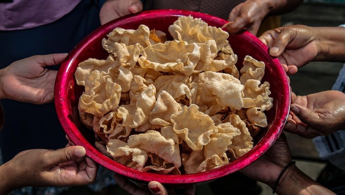Warga suku Bajo menjemur kerumpuk kamplang tradisional khas Bajo Sangkuang di Rumah Produksi Kamplang Putri Bajo Pulau Bacan, Kabupaten Halmahera Selatan, Maluku Utara, Minggu (17/12/2023). Produksi kamplang berbahan dasar ikan cakalang dan sagu yang dijual Rp50 ribu hingga Rp60 ribu per kilogram tersebut sejak sepekan terakhir mengalami penurunan hingga 70 persen dari biasanya akibat terkendala pasokan bahan baku ikan. ANTARA FOTO/Andri Saputra