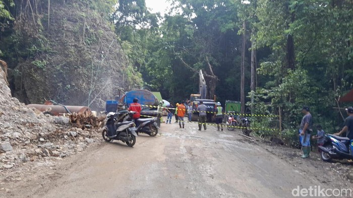Proses pemotongan batu di Jalan Poros Maros-Bone di Camba atau Kappang, Maros.