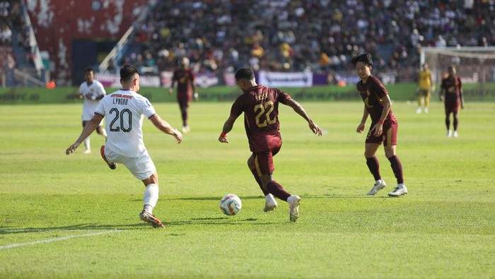 PSM Makassar bermain imbang 1-1 melawan Persik Kediri dalam laga Liga 1 di Stadion Brawijaya, Kediri.