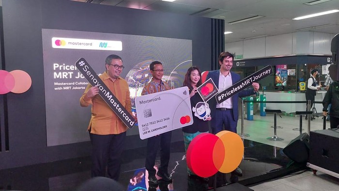PT MRT Jakarta (Perseroda) berkolaborasi dengan Mastercard dalam memfasilitasi penggunaan kartu debit dan kredit di MRT Jakarta.