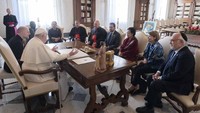 Dalam pertemuan dengan Paus Fransiskus di Vatikan, Senin (18/12/2023), Puan bersama Megawati didampingi oleh Menteri Hukum dan HAM Yasonna Laoly, Wakil Ketua MPR Ahmad Basarah, Gubernur Sulawesi Utara Olly Dondokambey, serta Duta Besar Luar Biasa dan Berkuasa Penuh RI untuk Takhta Suci Vatikan, Michael Trias Kincahyono.