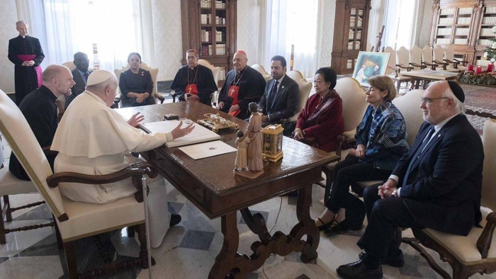 Puan dan Megawati Bertemu Paus Fransiskus di Vatikan Bahas Perdamaian Dunia Ketua DPR RI Puan Maharani bertemu dengan Paus Fransiskus di Vatikan. Puan datang bersama dengan Presiden ke-5 RI sekaligus ibundanya, Megawati Soekarnoputri.