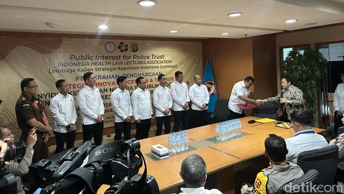 Public Interest for Police Trust memberikan penghargaan kepada Polri dan Kejagung atas keberhasilan mengungkap kasus gagal ginjal akut pada anak (Kadek/detikcom)
