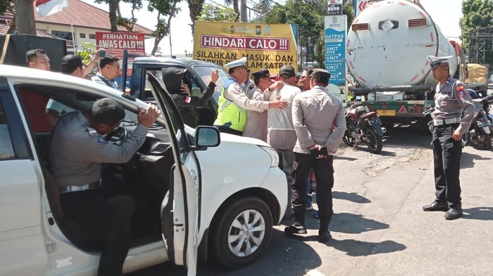 Puluhan calo di Satpas Singosari diamankan karena ganggu pelayanan SIM