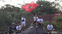 Tampak warga mengibarkan bendera PDIP.