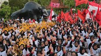 Seribuan pendukung dan simpatisan calon Presiden Ganjar Pranowo menghadiri kampenye di Candirejo, Borobudur, Magelang, Jawa Tengah, Minggu (17/12/2023).